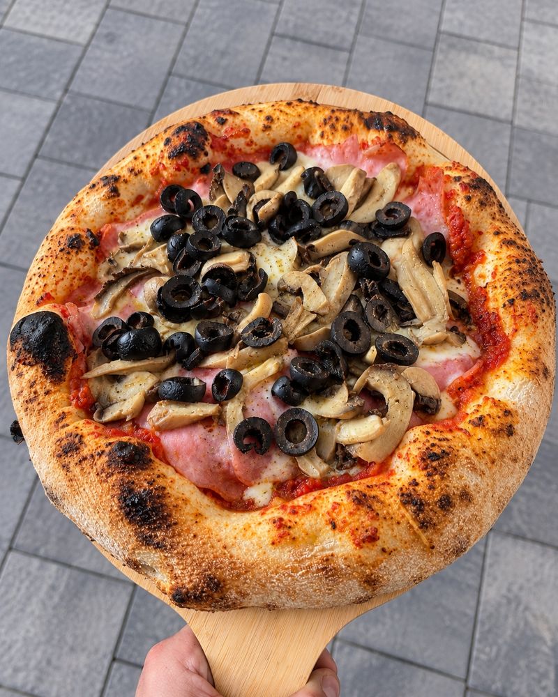 Neapolská pizza se šunkou, žampiony a olivami