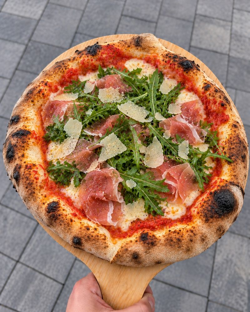 Neapolská pizza s prosciuttem, rukolou a parmazánem