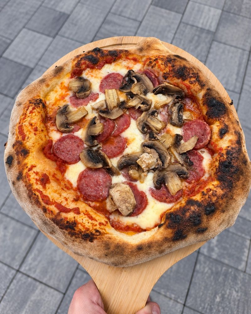 Neapolská pizza se salámem a žampiony